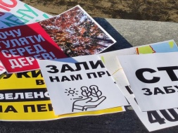 Під міськрадою Дніпра зібралися мітингувальники проти забудови зеленої зони на Набережній