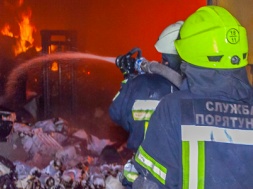 Под Днепром мужчина бросил взрывпакеты в жилой дом: здание загорелось