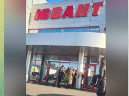 В Луцке заперли двери торгового центра и начали раздавать повестки покупателям