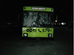 В Днепре группа подростков разгромила 4 троллейбуса