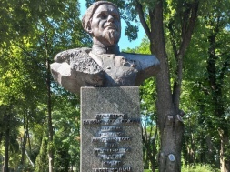 Нацистские вандалы вновь надругались над памятником Ковпака в Киеве