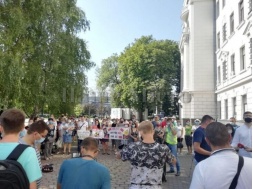 В Днепре под окнами главы облсовета Святослава Олейника прошли сразу два массовых митинга