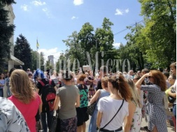 Плачут родители и дети: в Днепре прошел массовый митинг против дистанционного образования