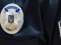 На Дніпропетровщині поліцейського підозрюють у перевищенні повноважень: бив кийком затриманого