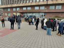 Под стенами Запорожского облсовета протестовали против методов работы новоизбранных депутатов