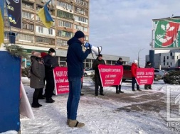 «Повышайте зарплаты, а не тарифы»: жители Кривого Рога вышли на акцию протеста