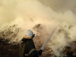 На Днепропетровщине масштабный пожар: второй день горит свалка бытовых отходов