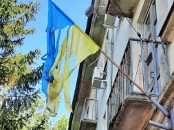 У місті на Дніпропетровщині невідомі пошматували прапор України