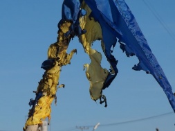 На Днепропетровщине во дворе патриота вандалы сожгли флаги