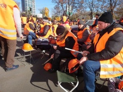 Протестующие никопольские ферросплавщики надели оранжевые жилеты