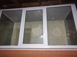 На Сумщине местной газете побили окна