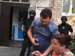 В Бердянске правоохранители взломали двери в квартире депутата горсовета