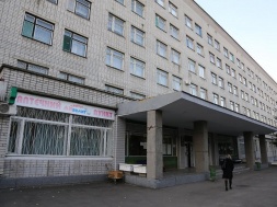 Входи і виходи забивають дошками: районну лікарню закривають для відвідувачів