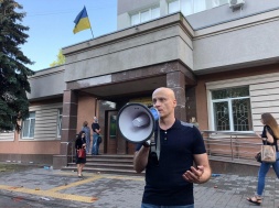 У Києві дніпряни мітингують у підтримку незаконно захопленого хабу Mediaprostir