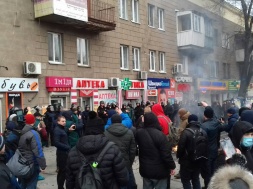 В Запорожье активисты протестовали у аптеки: наркосодержащие препараты сожгли