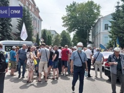 Біля Сумського апеляційного суду мітингують працівники Сумського НВО