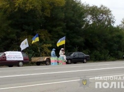 С уликами и в комбинезонах пасечников: на запорожской трассе протестовали против продажи земли иностранцам