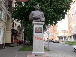 У Полтаві обмалювали пам’ятник Ватутіну