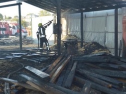 В Днепре на Днепросталевской горели складские помещения: дым окутал соседние улицы