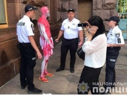 Запорожец провёл «кровавую» акцию после парада в Киеве