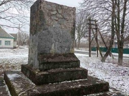 На Полтавщине снесли памятник академику Мичурину