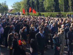 Із квітами та червоними прапорами: у Полтаві вшанували жертв Другої світової війни