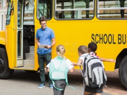 Две запорожские ОТГ делят школьный автобус, пока дети ходят на учебу пешком