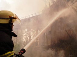 В Запорожье тушили пожар на заводе: подробности