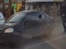 В Одессе военкоматчики колени уклонистам пока ещё не простреливают, но стёкла в машинах уже бьют
