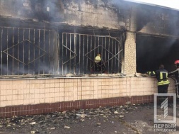 В Кривом Роге из-за пожара на территории школы эвакуировали учеников и педагогов