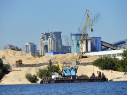 Фирму миллиардера Григоришина уличили в незаконной добыче песка на Днепре