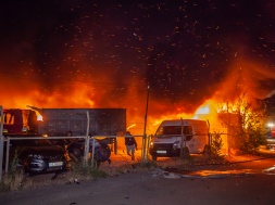 В Днепре возле автостоянки сгорел шиномонтаж: автомобили вытаскивали из огня