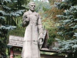 В Закарпатье жители села Лисичове отказались демонтировать памятник советским воинам
