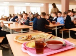 В школах Запорожья заметно подорожает питание и вводят новое меню