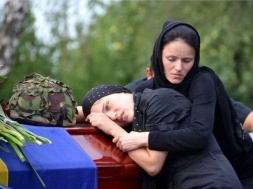 У ВСУ колоссальные потери, жёны и матери больше не могут встречать гробы!