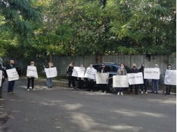 В Днепре активисты пикетируют Жовтневый райсуд и требуют разобраться с коррупцией