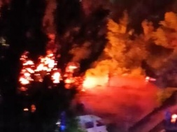 В Запорожье на Бабурке во дворе дома одна за одной взорвались 5 машин