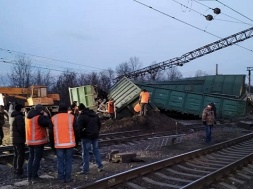 Под Днепром ночью сошли с рельсов вагоны грузового поезда