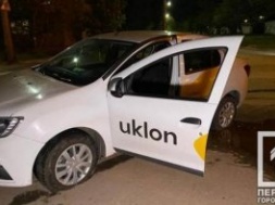 На Днепропетровщине водитель такси обстрелял автомобиль конкурентов