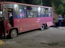 Зажало в машине: в Кривом Роге в результате столкновения с рабочим автобусом АМКР пострадали люди