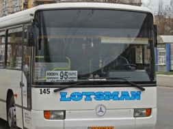 Некому возить: больше половины днепровских автобусов остались без водителей