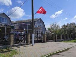 Житель Запорожской области возле дома вывесил запрещенный флаг
