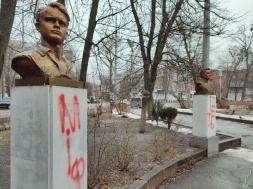 В Харькове нацисты осквернили памятники героям молодогвардейцам