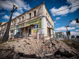 Купянск. Неизвестные сорвали с администрации города украинский флаг и вывесили флаг России