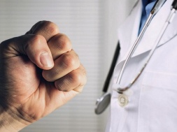 Требовал бесплатной медицины: в Днепропетровской области пациент сломал врачу руку
