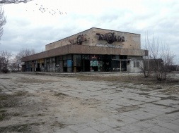 В Запорожье с кинотеатра «Космос» подростки бросают камни по людям, домам и машинам