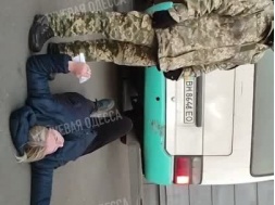 В Одессе женщина легла на дорогу возле ТЦК, требуя показать ей похищенного военкомами накануне брата