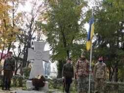 В Киеве двое молодых парней облили красной краской крест, установленный в честь Бандеры