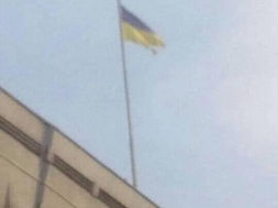 Над Запорожской облгосадминистрацией висит разорванный флаг