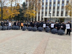 Нет торговле людьми: полицейские Днепропетровщины провели акцию с черными зонтами